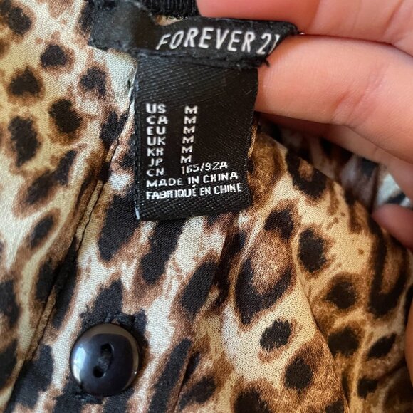 Forever 21 Crop Size Medium Cheetah Print W/ Buttons (Does Not Button Up) A1 - Picture 4 of 4